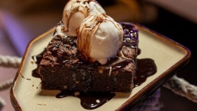كيكة براوني بالكراميل والآيس كريم