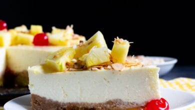 كعكة الجبن بالشوكولاتة البيضاء والأناناس والجوز