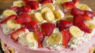 تورتة الجبنة بالفراولة والموز