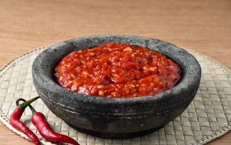 صلصة الفلفل الحار وقطع الأناناس