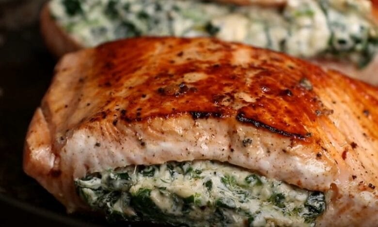 سمك السلمون بالسبانخ والبارميزان