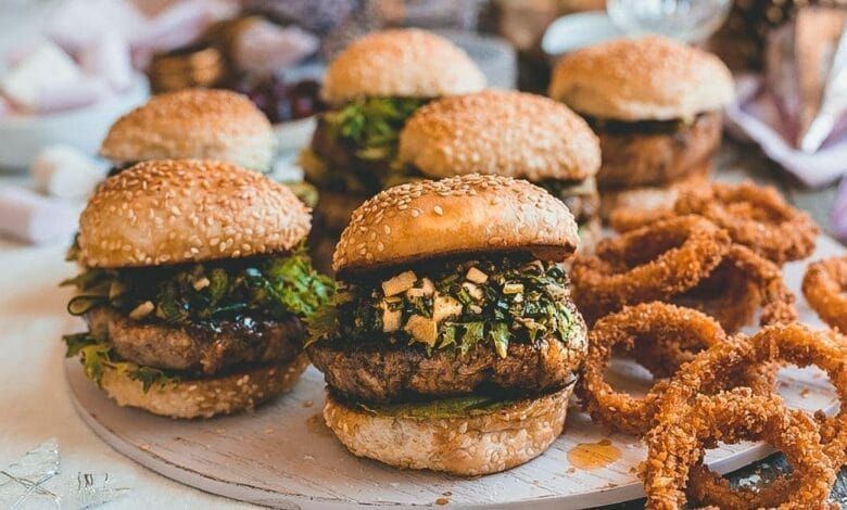 ميني برغر وحلقات البصل المقرمشة