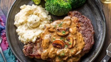 صلصة الفطر والبطاطا مع شرائح اللحم