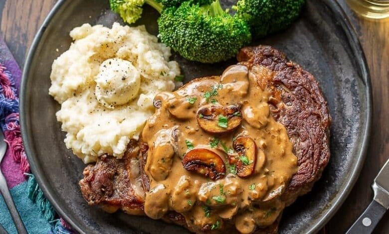 صلصة الفطر والبطاطا مع شرائح اللحم