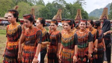 قبيلة تحتفل بالموت بدلًا من الحزن