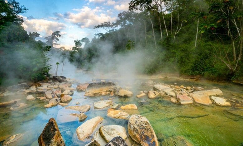 نهر يغلي في أعماق غابات الأمازون