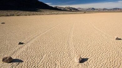 لغز الأحجار المتحركة في وادي الموت… كيف تتحرك الصخور وحدها؟