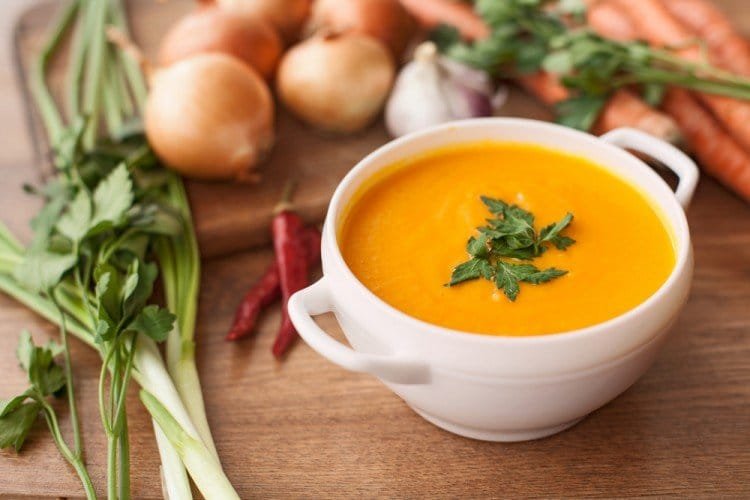 شوربة العدس الأصفر بالخضار