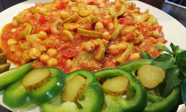 منَزّلة الكوسا والخضار بالحمص