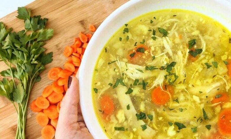 حساء دجاج الكركم الآسيوي