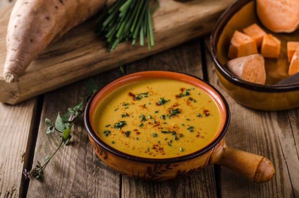 حساء البطاطا الحلوة والسبانخ