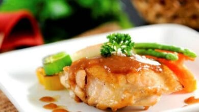 طبق الدجاج مع صوص الخوخ