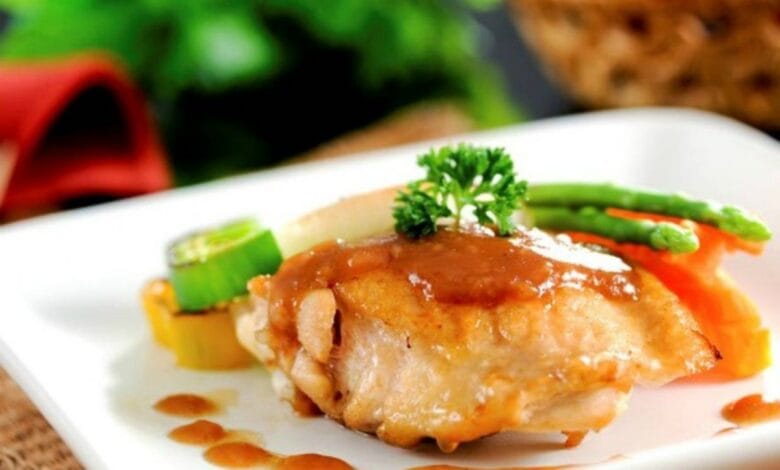 طبق الدجاج مع صوص الخوخ