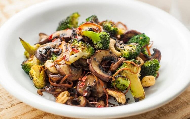 طبق الخضرا الآسيوي بالصويا والسمسم