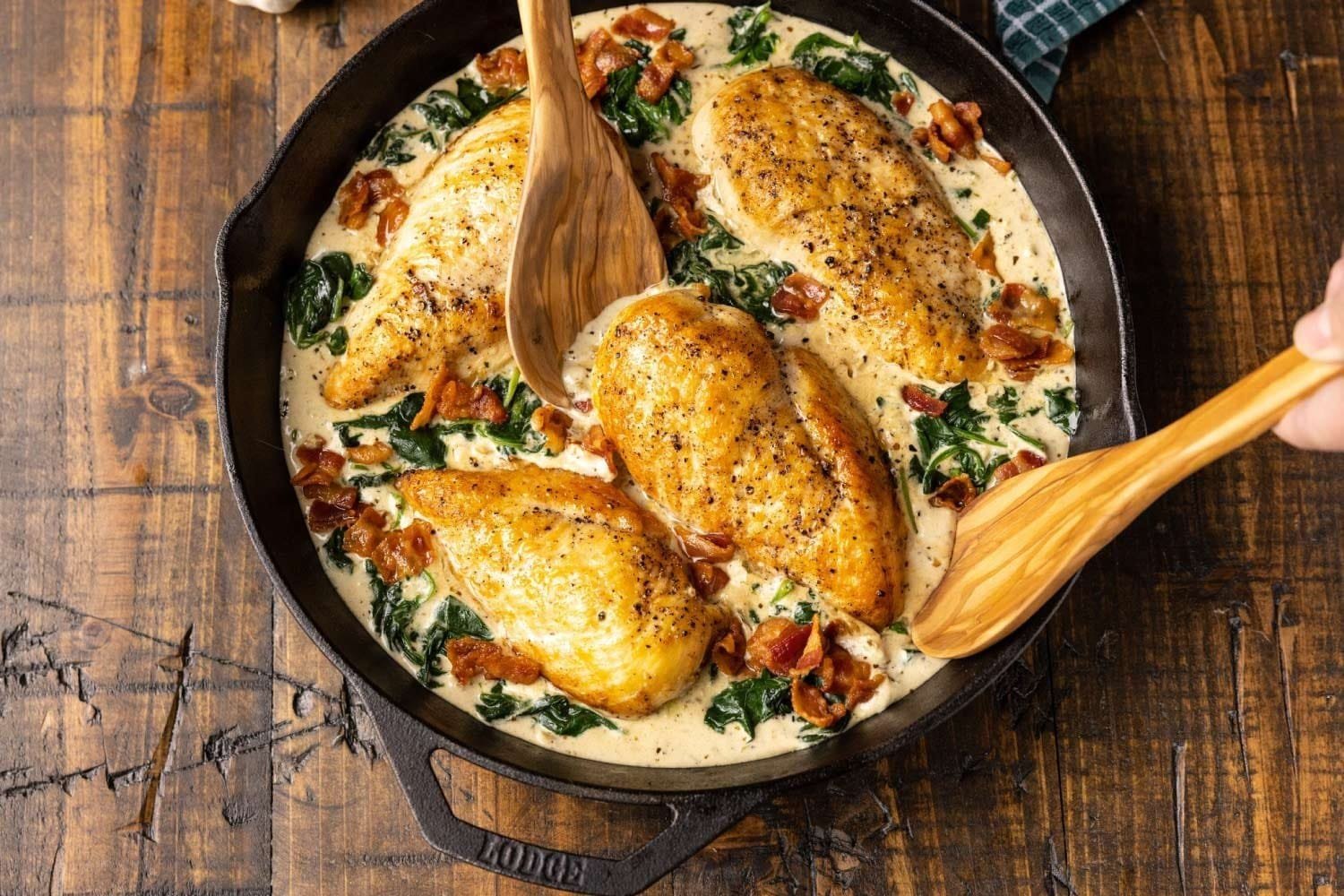 دجاج بصلصة الكريم والثوم