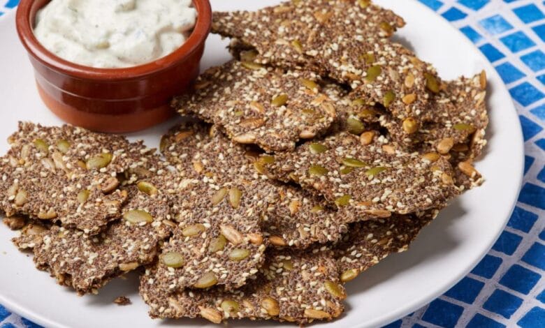 سناكس البذور الصحية مع صوص التومية