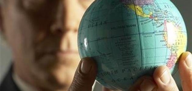 ما الفرق بين الانظمة السياسية؟ دليلك لفهم الديمقراطية والديكتاتورية والأنظمة المختلطة