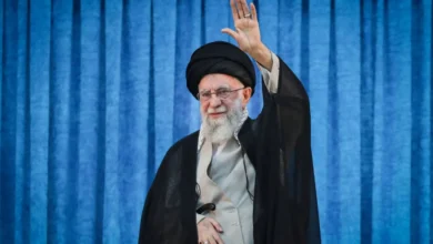 الخامنئي بكفيكم