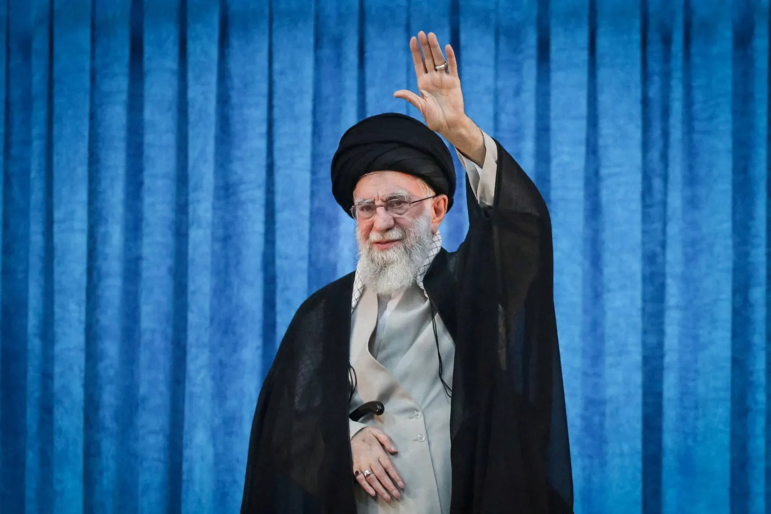 الخامنئي بكفيكم