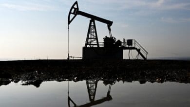 النفط بكفيكم