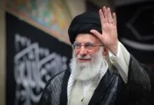 الخامنئي بكفيكم