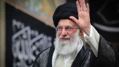 الخامنئي بكفيكم