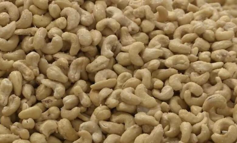 أيهما الأفضل لصحتك، المكسرات النيئة أم المحمصة؟