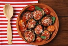 وصفة اليوم من صحتي بصحني مع هدى منذر ... "طبق باذنجان بارميجيانا الإيطالي" أكلة إيطالية، وهي (Parmigiana di Melanzane)، طبق كلاسيكي يتكون من طبقات من شرائح الباذنجان المقلي، وصلصة الطماطم الغنية، والجبن