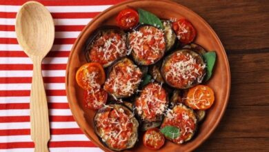 وصفة اليوم من صحتي بصحني مع هدى منذر ... "طبق باذنجان بارميجيانا الإيطالي" أكلة إيطالية، وهي (Parmigiana di Melanzane)، طبق كلاسيكي يتكون من طبقات من شرائح الباذنجان المقلي، وصلصة الطماطم الغنية، والجبن