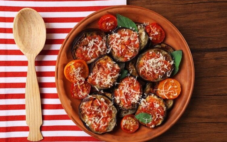 وصفة اليوم من صحتي بصحني مع هدى منذر ... "طبق باذنجان بارميجيانا الإيطالي" أكلة إيطالية، وهي (Parmigiana di Melanzane)، طبق كلاسيكي يتكون من طبقات من شرائح الباذنجان المقلي، وصلصة الطماطم الغنية، والجبن